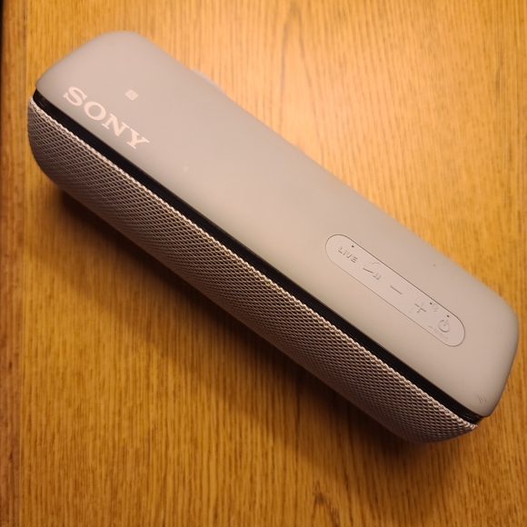 SONY Extra Bass SRS-XB32 | Portable Bluetooth Speaker | Silver | Dustproof - Picture 3 of 11